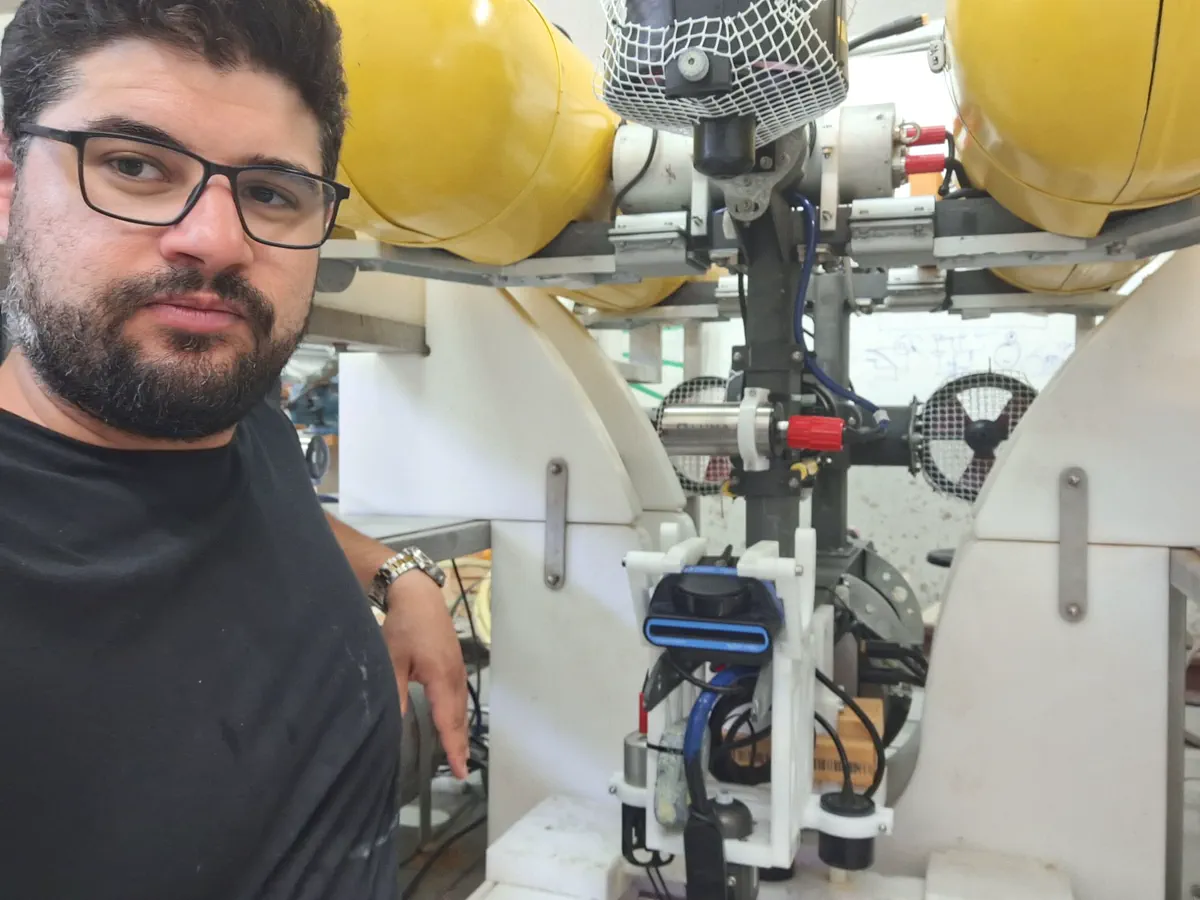 Girona AUV docking experiment at OBSEA